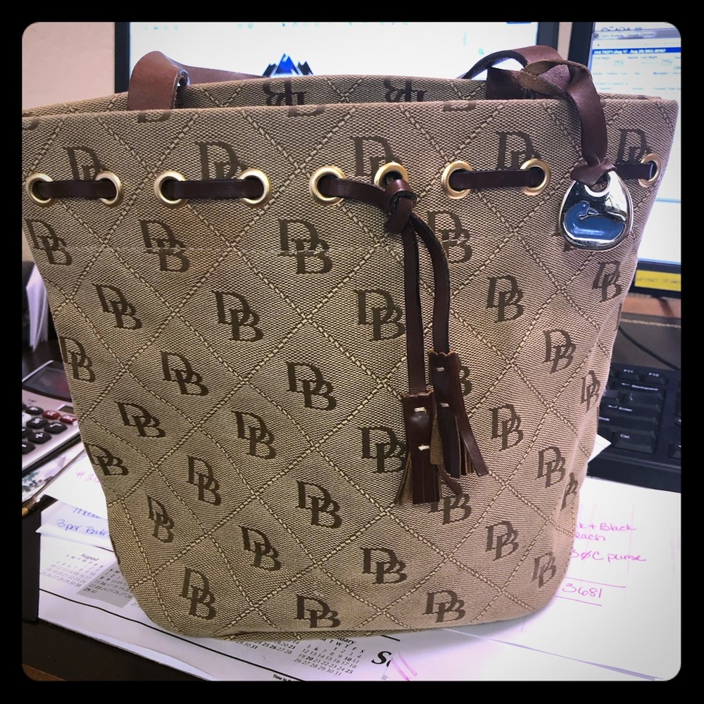 Dooney and Bourke logo small tote